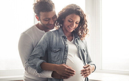 man hugging pregnant woman